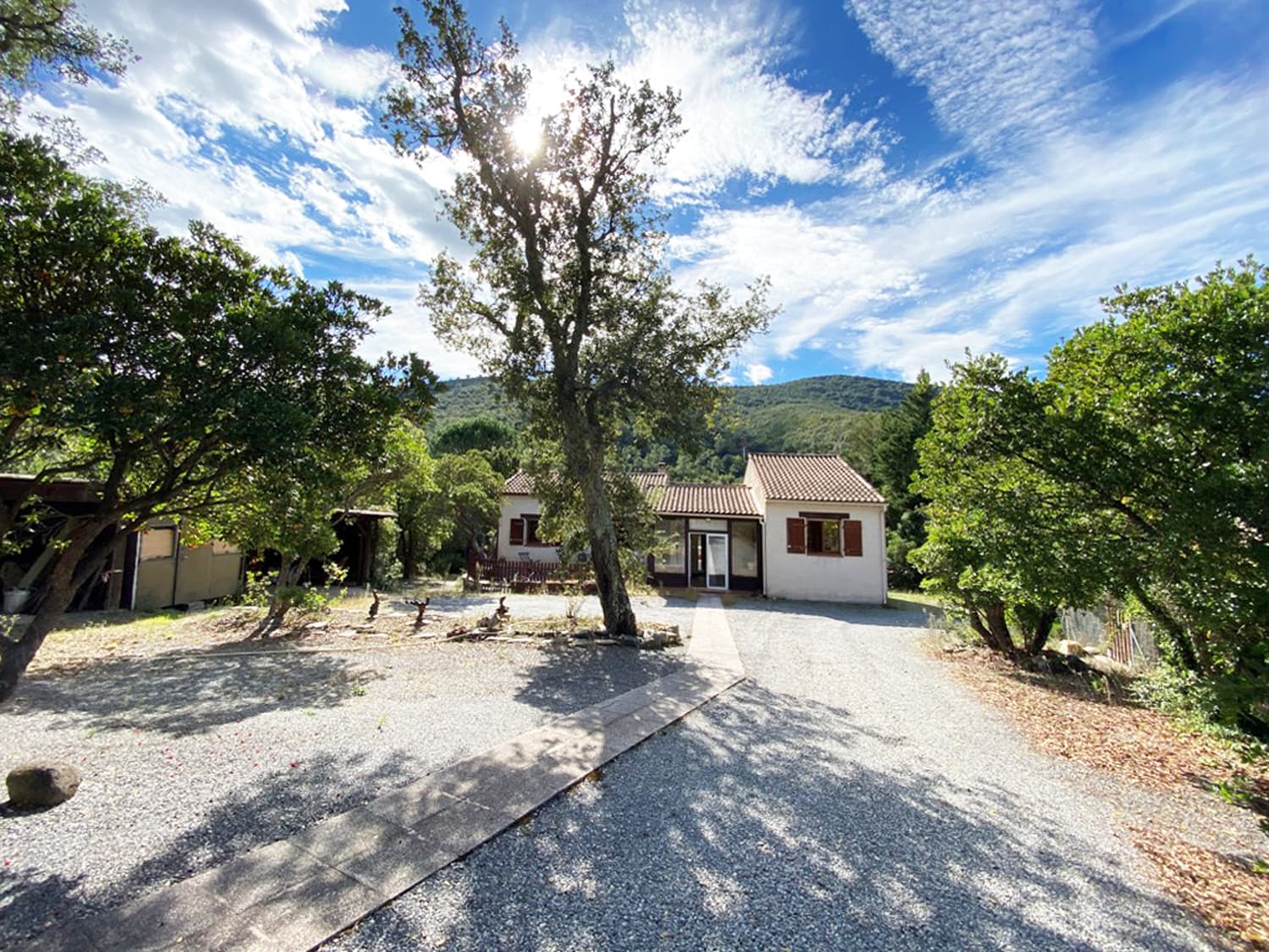 MAISON À RÉNOVER, PISCINE ET BEAU TERRAIN