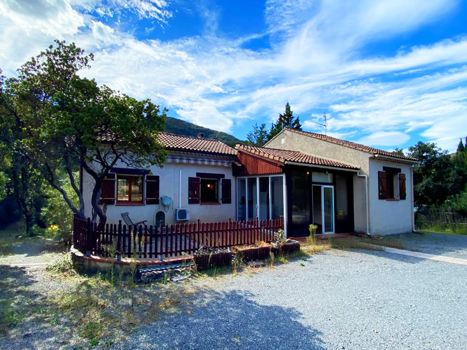 MAISON À RÉNOVER, PISCINE ET BEAU TERRAIN