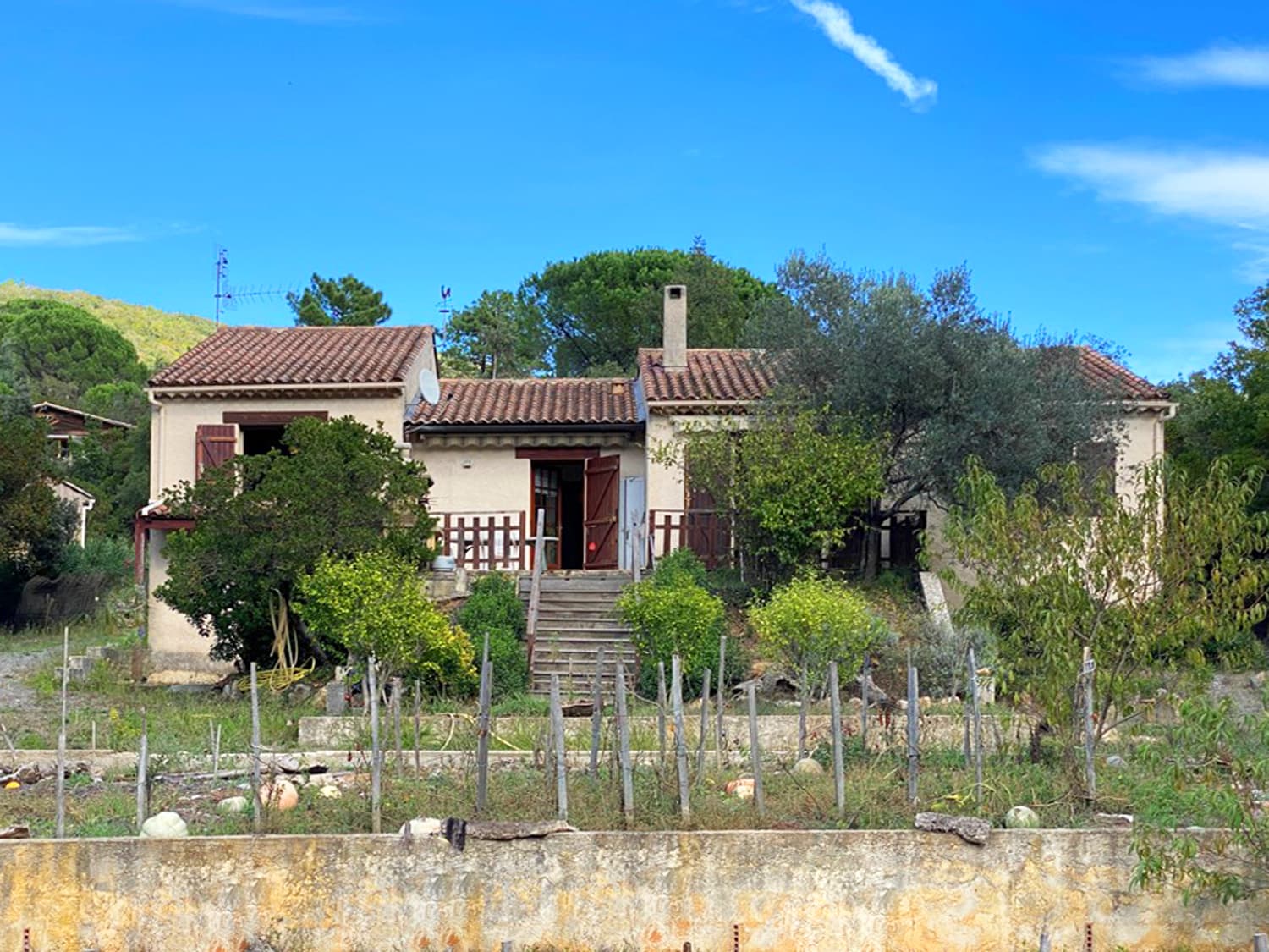 MAISON À RÉNOVER, PISCINE ET BEAU TERRAIN