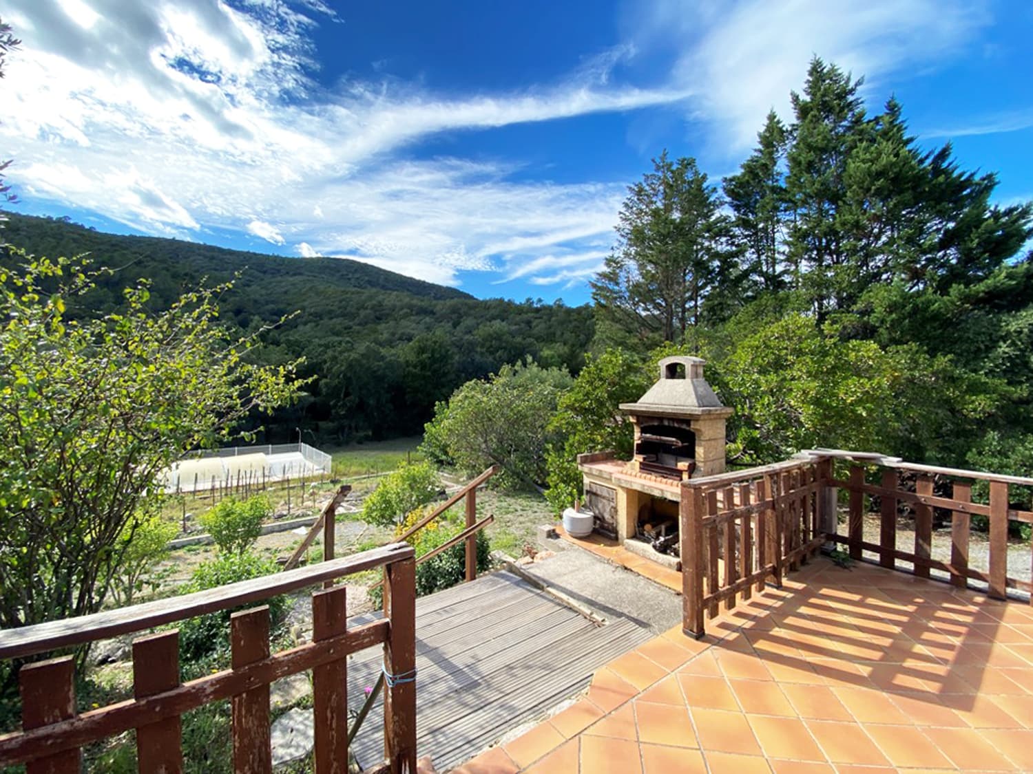 MAISON À RÉNOVER, PISCINE ET BEAU TERRAIN