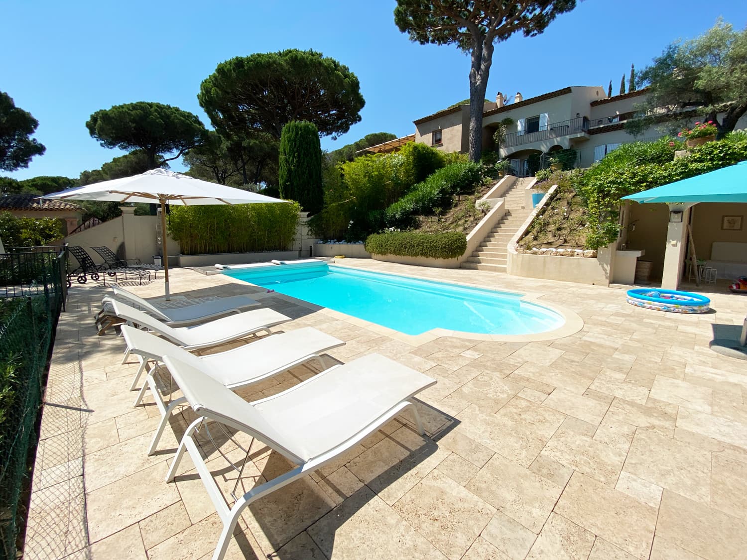 Meerblick, Pool und ruhig gelegen: Villa mit 4 Schlafzimmern
