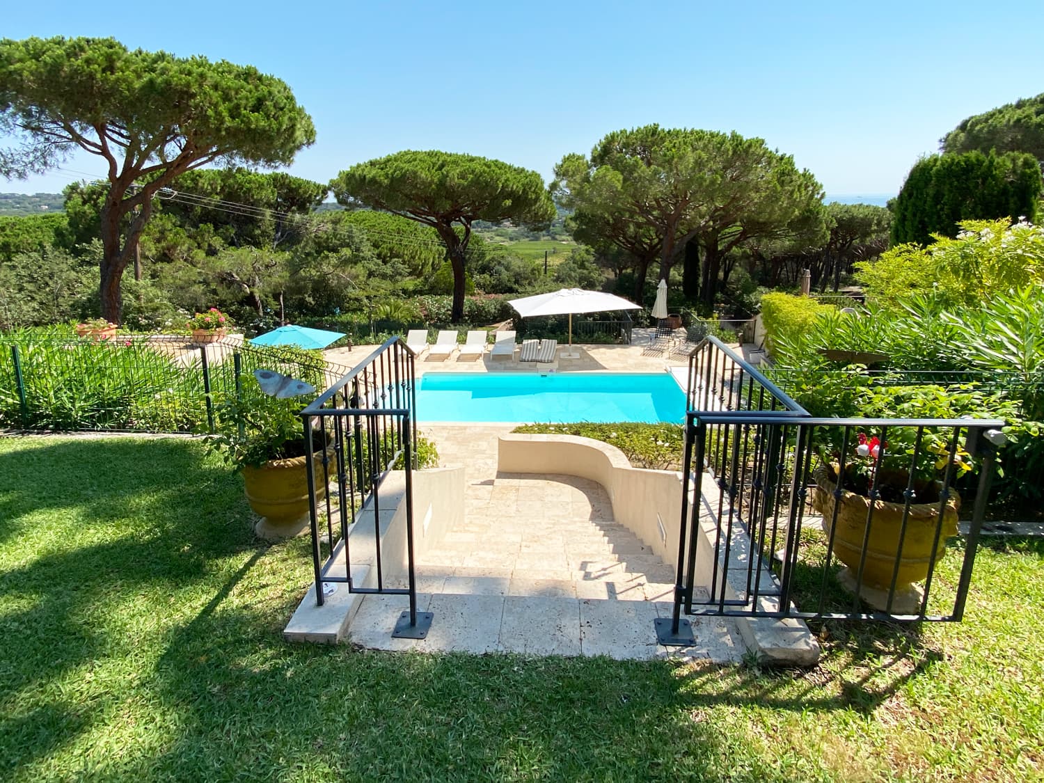 Meerblick, Pool und ruhig gelegen: Villa mit 4 Schlafzimmern
