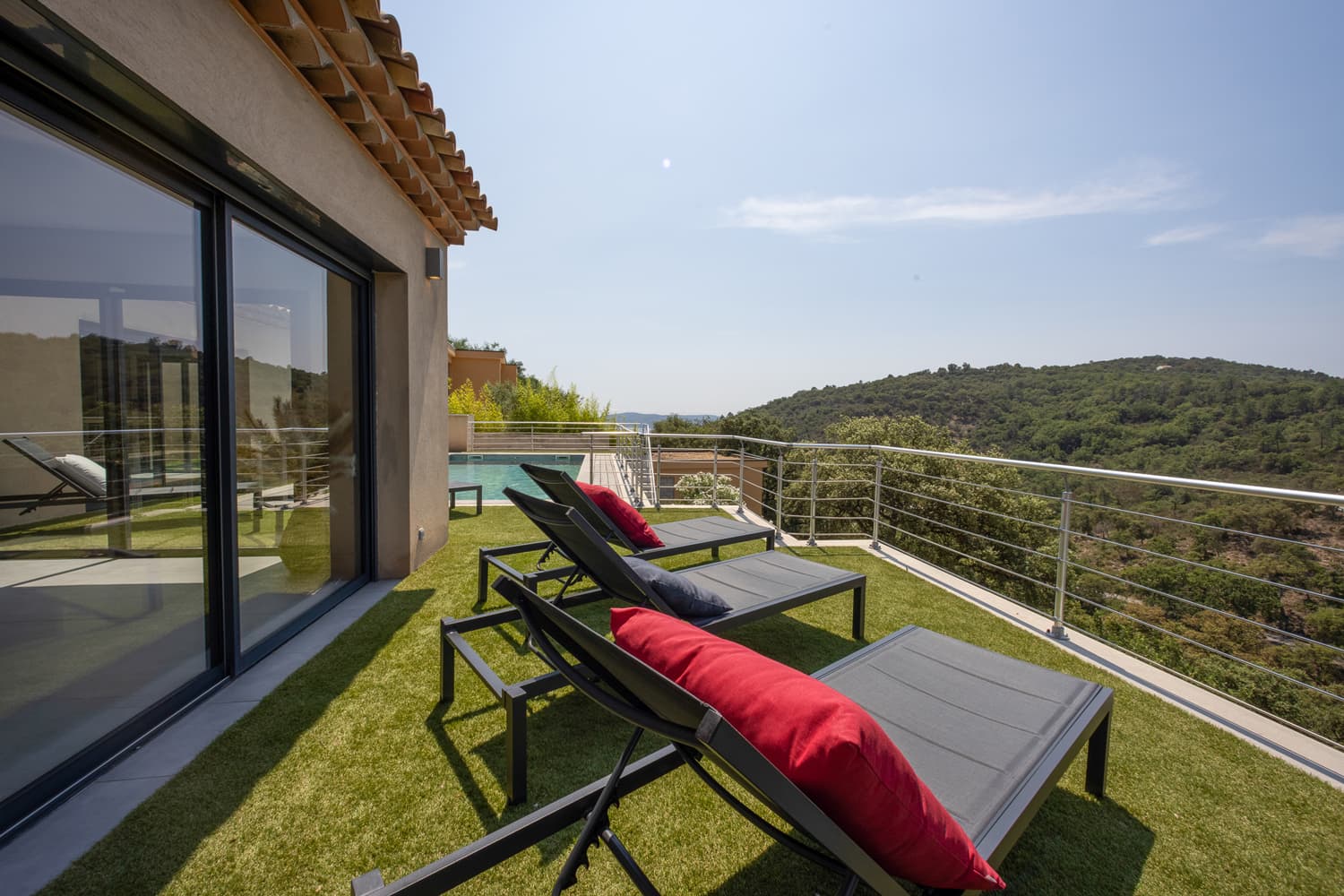 VILLA MODERNE, PISCINE, VUE COLLINE ET GOLFE DE SAINT-TROPEZ