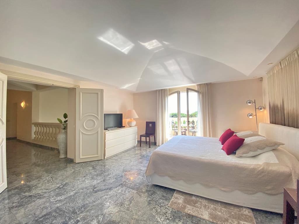 SEA VIEW VILLA - BEACH ON FOOT - PRESTIGIOUS DOMAIN