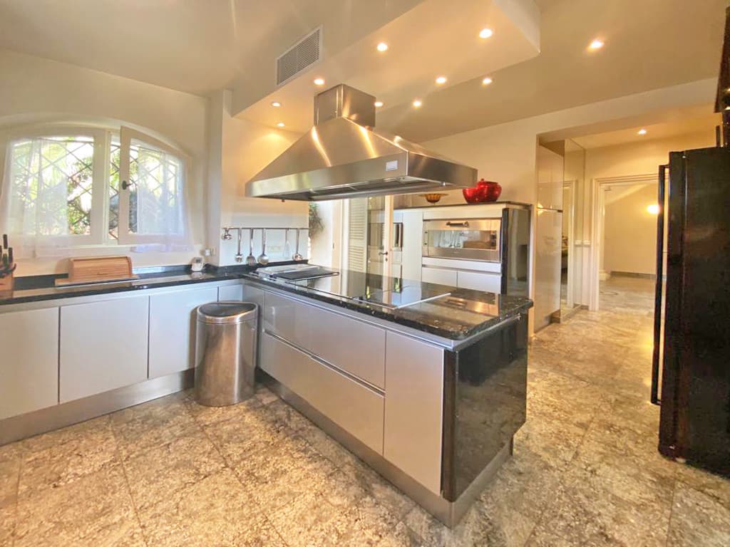 SEA VIEW VILLA - BEACH ON FOOT - PRESTIGIOUS DOMAIN