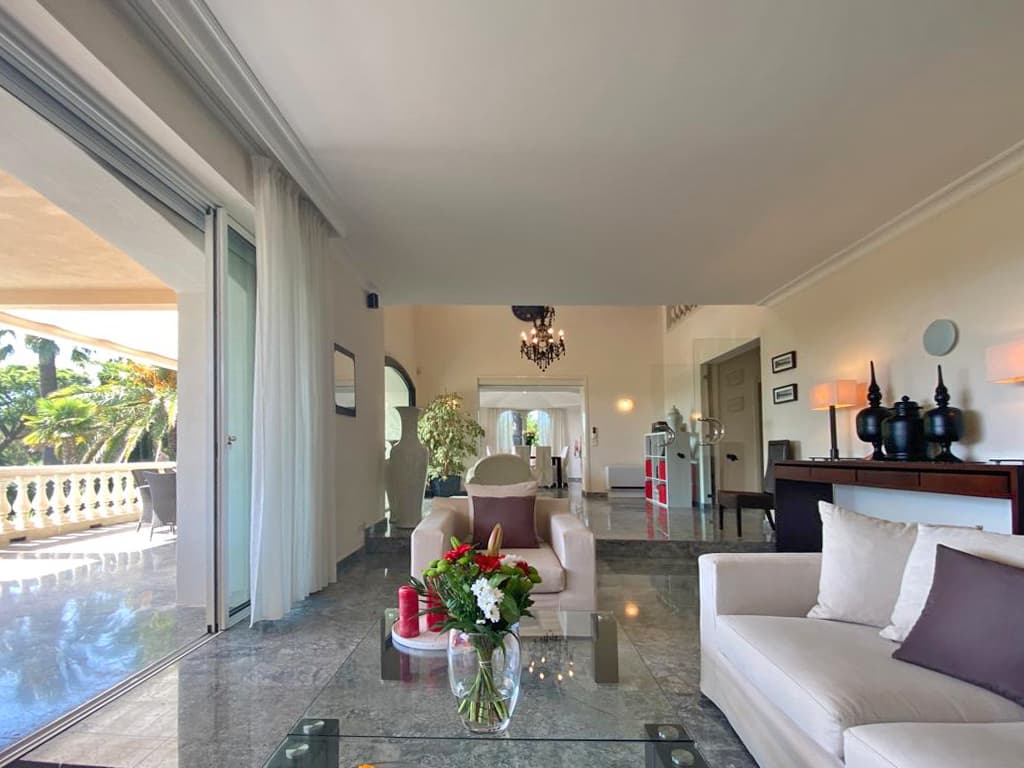 SEA VIEW VILLA - BEACH ON FOOT - PRESTIGIOUS DOMAIN