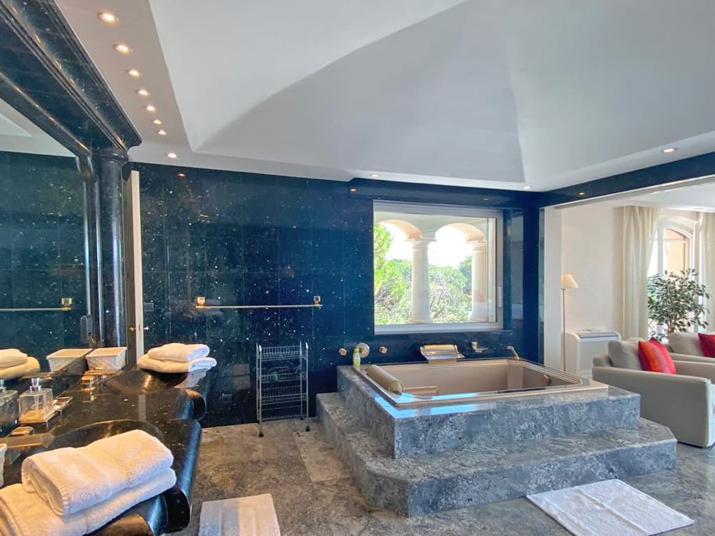 SEA VIEW VILLA - BEACH ON FOOT - PRESTIGIOUS DOMAIN