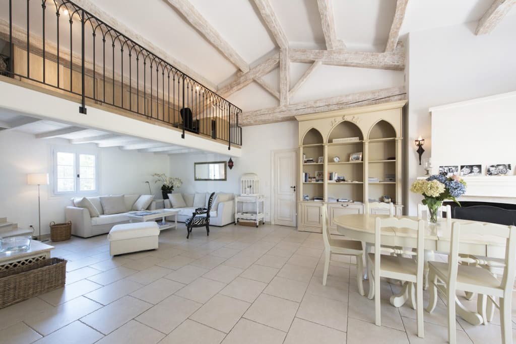 LARGE HOUSE WITH MANY TERRACES