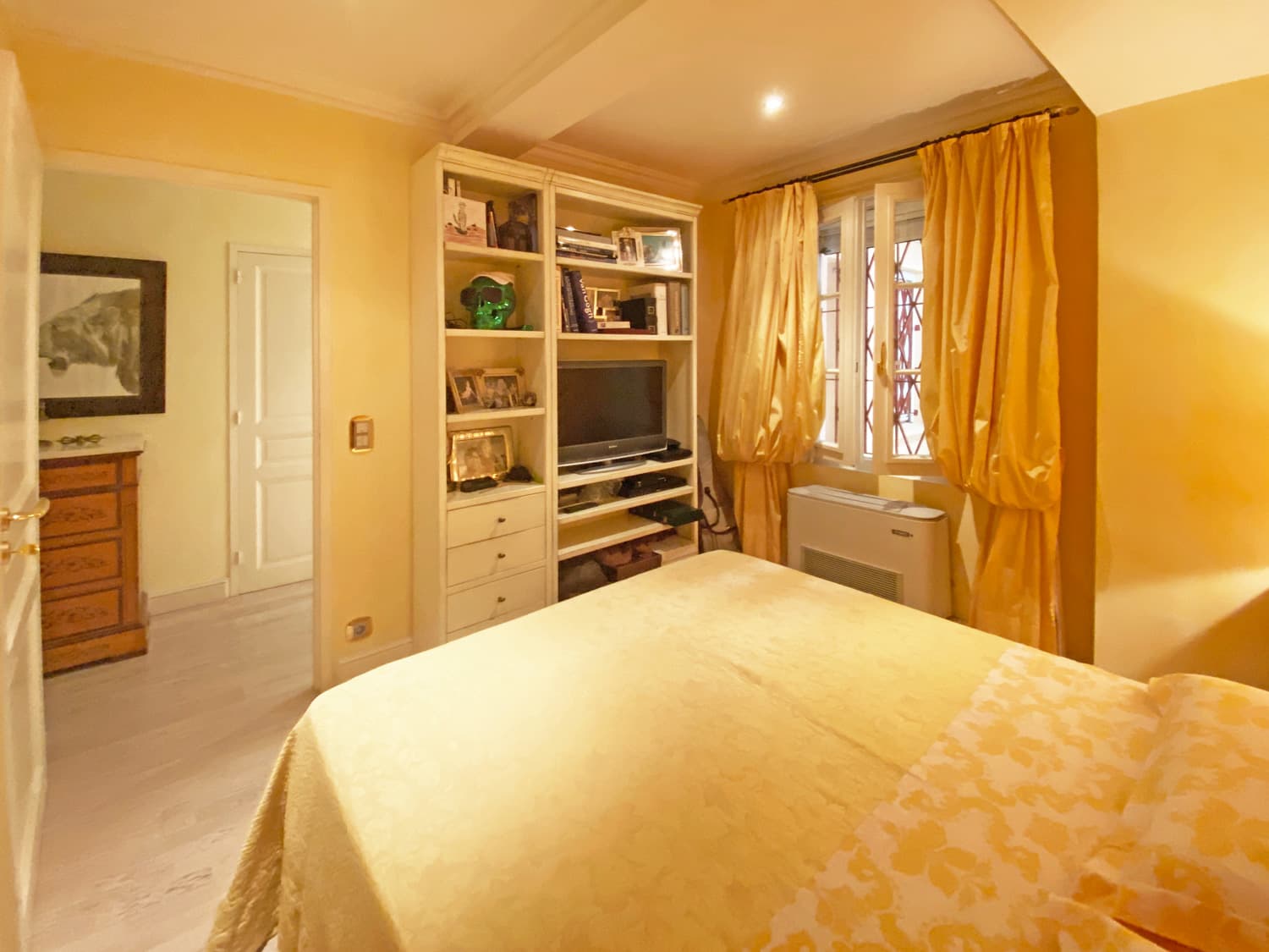 LUXURY APARTMENT IN THE HEART OF ST TROPEZ