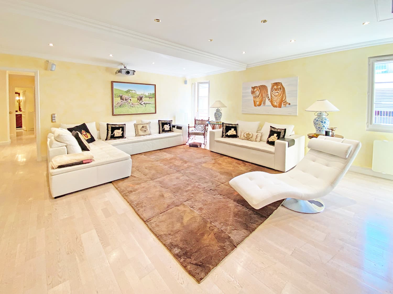 LUXURY APARTMENT IN THE HEART OF ST TROPEZ