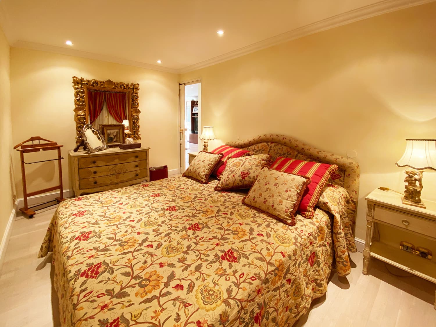 LUXURY APARTMENT IN THE HEART OF ST TROPEZ
