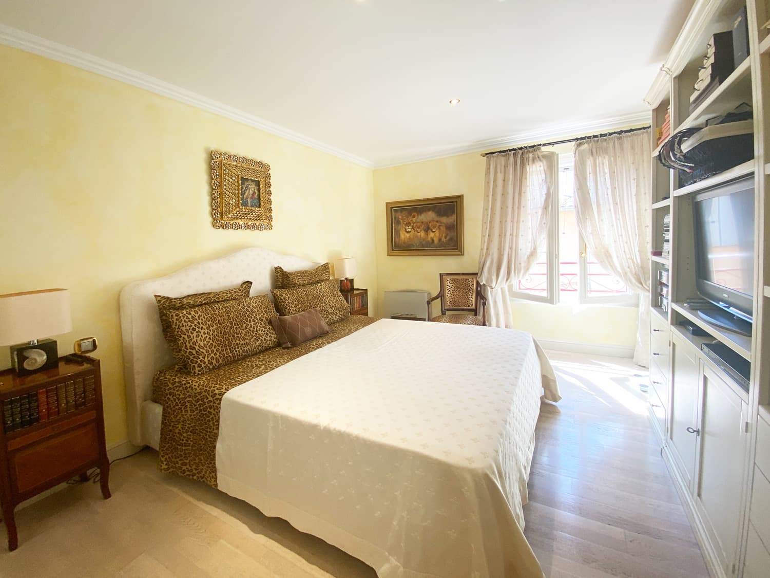 LUXURY APARTMENT IN THE HEART OF ST TROPEZ
