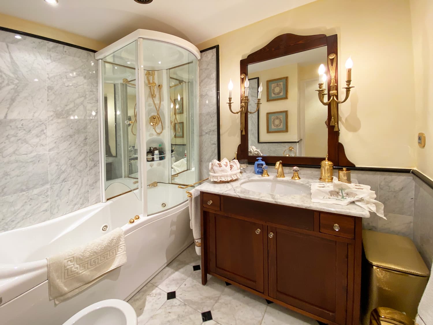LUXURY APARTMENT IN THE HEART OF ST TROPEZ